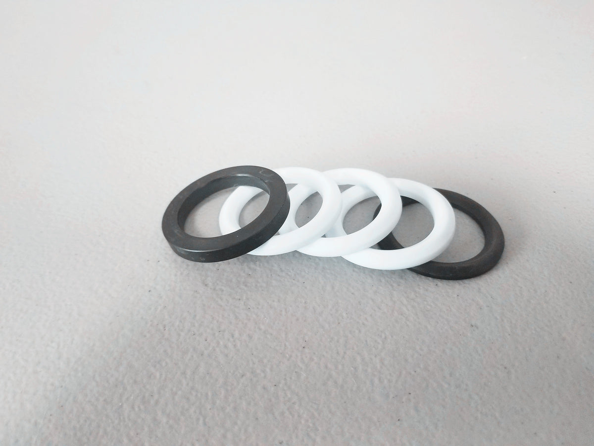 Black and white vee packing rings arranged as a configurable seal set