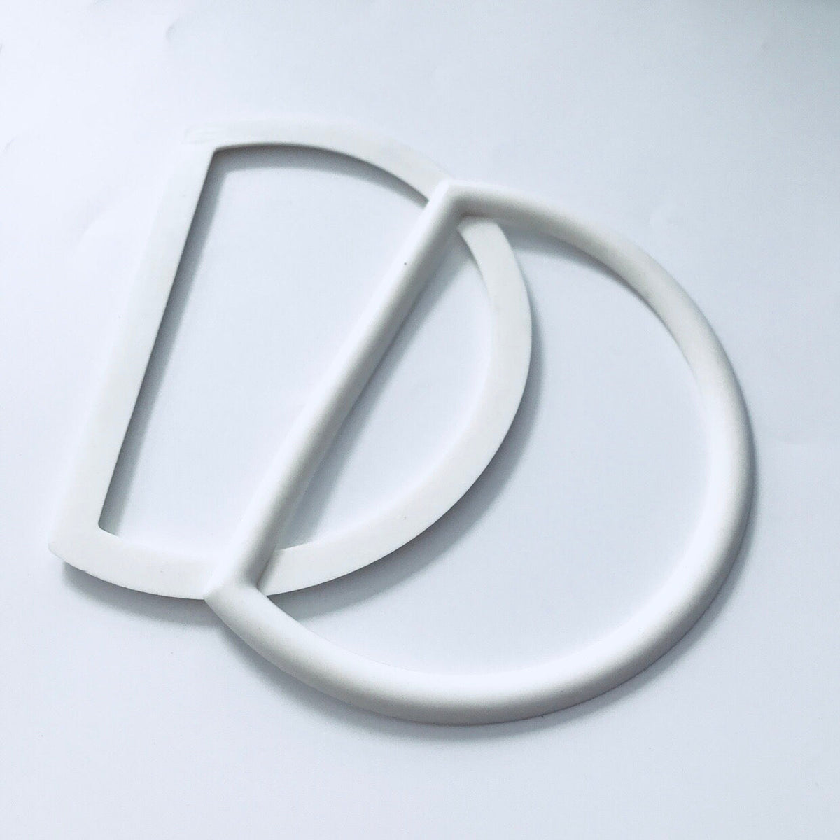 White D-shaped closed-loop gasket profiles